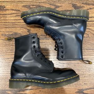 Doc Marten - 1460 WOMEN'S SMOOTH LEATHER LACE UP BOOTS